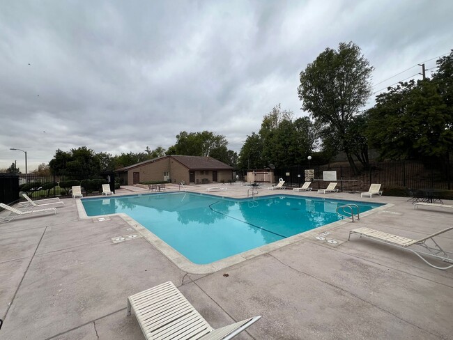 Building Photo - Gated Community, Large 2 bedroom 1 bath Co...