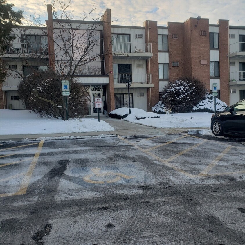 300 W Fullerton Ave Unit 302, Addison, IL 60101 Condo for Rent in Addison, IL