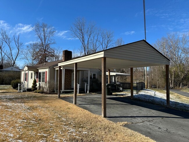 Foto del edificio - 3 Bedroom / 1 Bath Home  Johnson City, TN