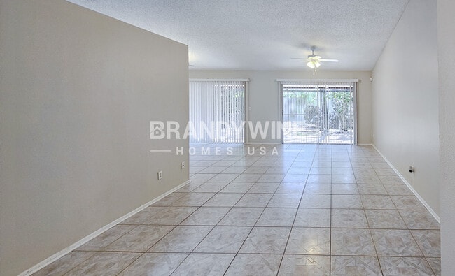 Foto del edificio - 737 Country Shire Ln