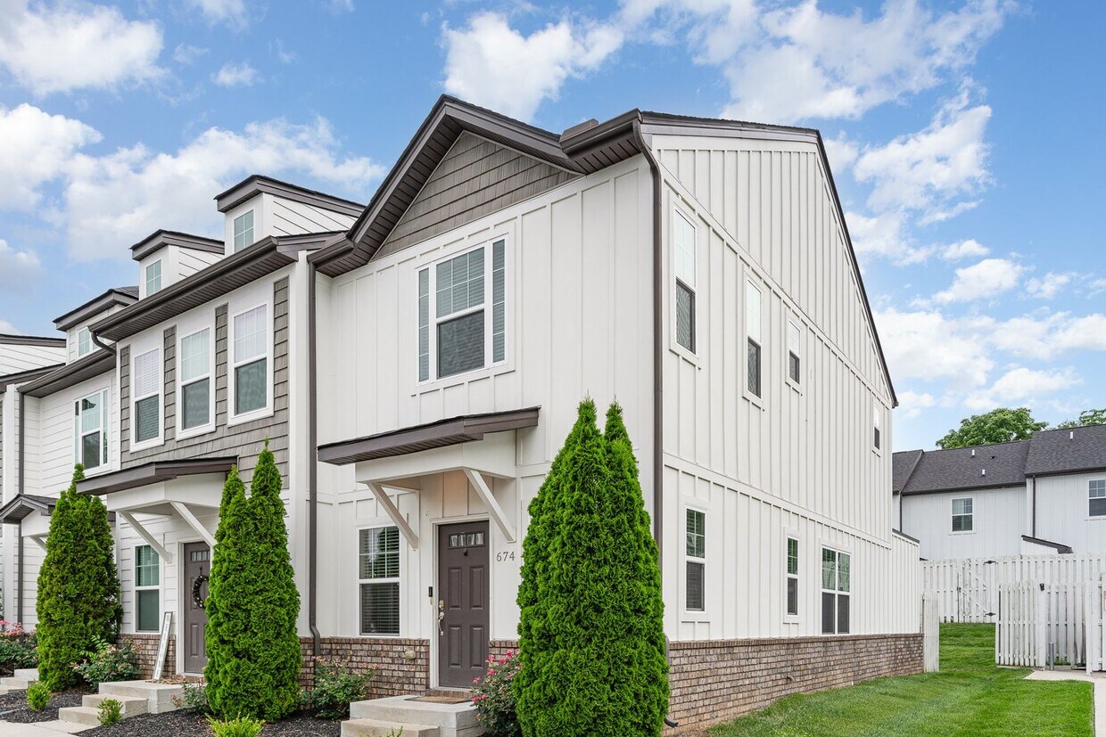 Primary Photo - Available Now! 2 Bed 2.5 bath Bellevue tow...