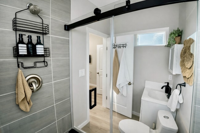 Building Photo - 148 E Rosslynn Ave