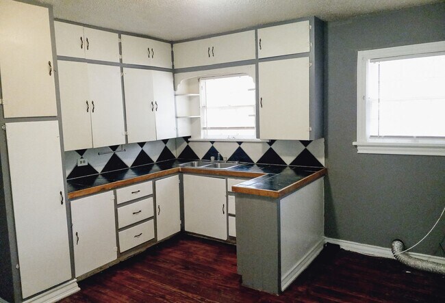 Building Photo - $0 First Month's Rent / $0 Deposit at Move-in