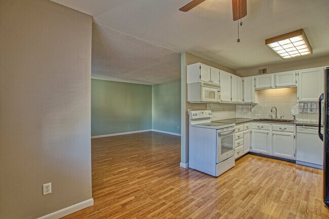 Foto del edificio - Bright End-Unit Condo – 2 Bed/1 Bath, Single-Level, No Stairs!