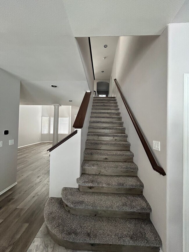 Foto del edificio - 4 Bedroom 3 Bathroom Home w/ Loft!