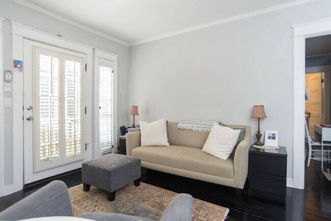 Foto del edificio - Adorable 1 bed / 1 bath Stand-Alone Bungalow in the Heart of Echo Park with Laundry & Parking