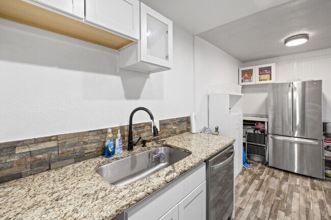 Foto del edificio - Live Above It All at the Satellite Condo 1 bed 1 bath!