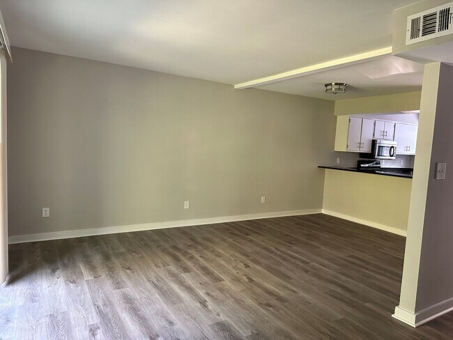 Foto del edificio - Charming Townhouse Minutes from North Hills