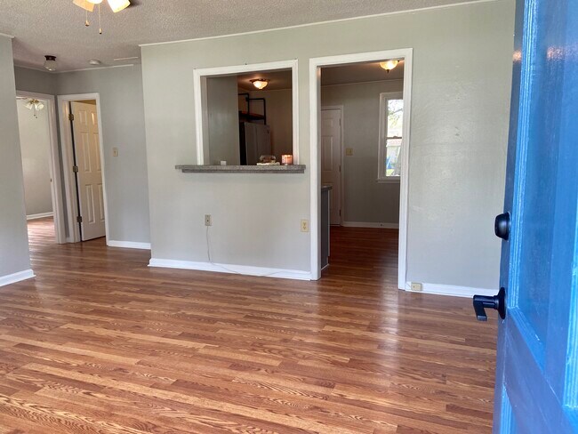 Building Photo - 521 Elm St