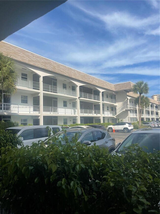 Building Photo - 501 Blue Heron Dr