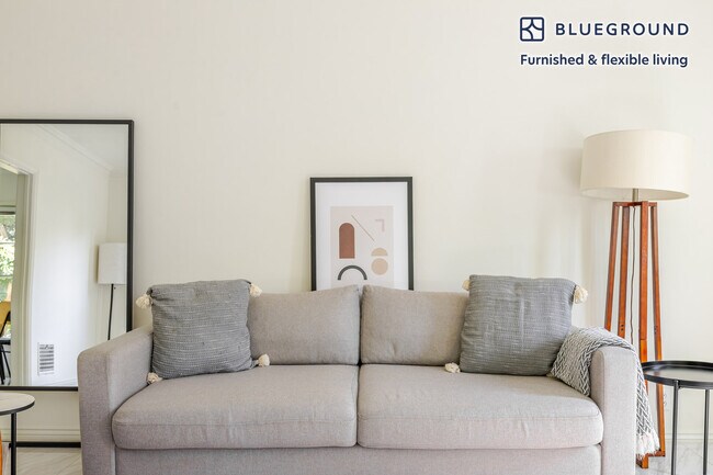 Foto del edificio - 136 S Roxbury Dr