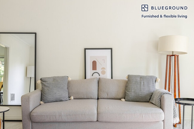 Building Photo - 136 S Roxbury Dr