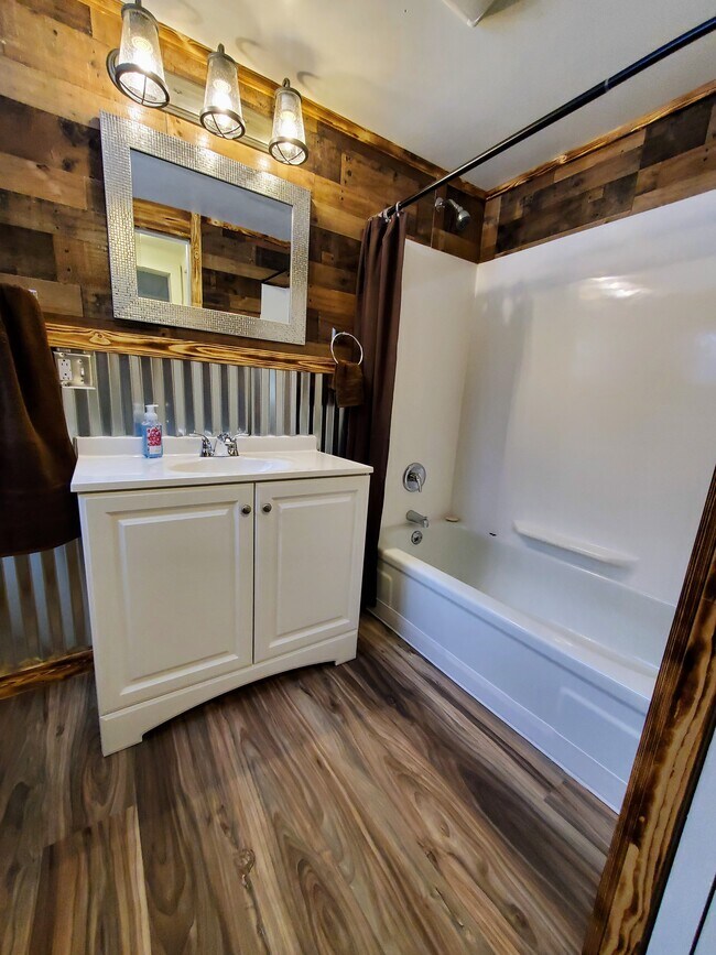 Bathroom - 624 E Lewis St