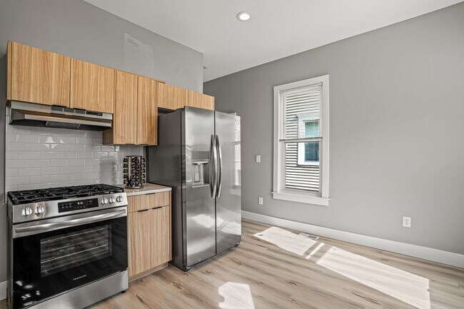 Foto del edificio - Rare Kenwood townhome, Across from Campus