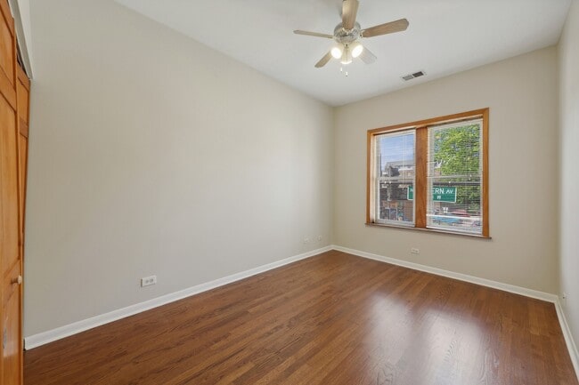 Foto del edificio - 2227 N Western Ave