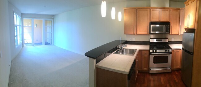 Cocina y sala de estar - 410 NE 70th St