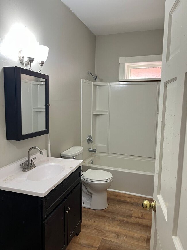 Foto del edificio - COMING SOON: Extra roomy 2 bedroom/1 bathr...