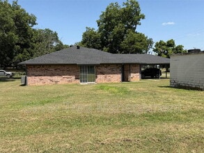 Building Photo - 204 School House Rd