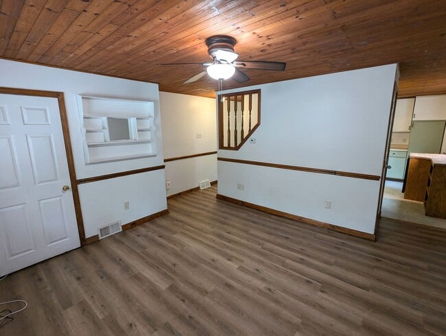 Building Photo - COMING SOON 2 Bedroom 1.5 Bathroom Single ...