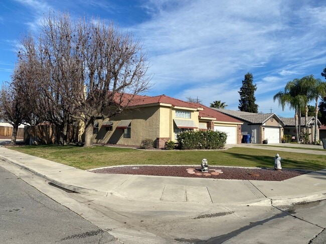 Building Photo - Get ready for Summer in this 3 BD 2 BA SW home with a Pool on a corner lot