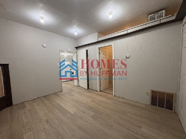 Building Photo - One Bedroom Apartment | West Side Location