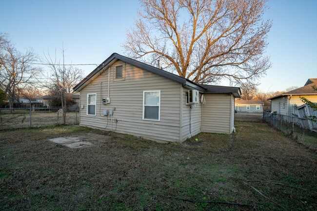 Building Photo - 2 Bed / 1 Bath in Tulsa!