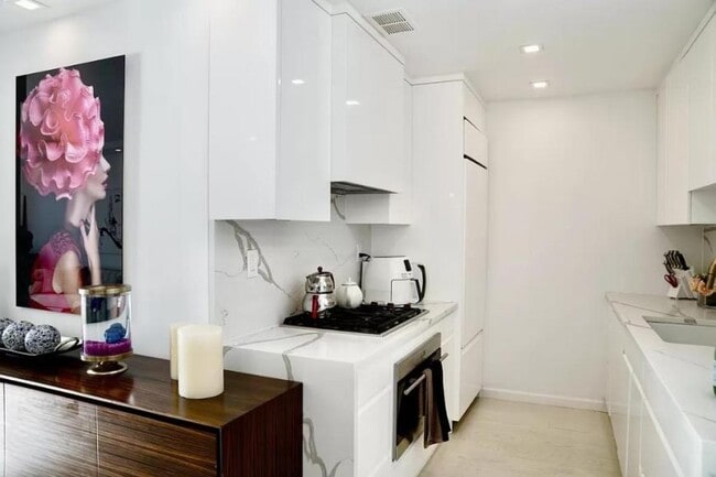 Building Photo - 4 bedroom in New York NY 10280