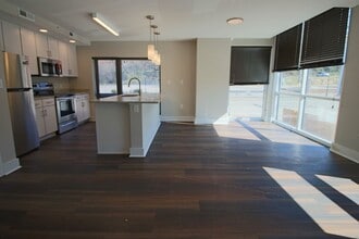 Interior Photo - Main2525