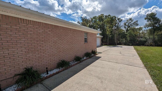 Building Photo - 513 W Amanda Ave