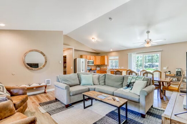 Foto del edificio - Fabulous Three Rivers Home on 1/2 acre!