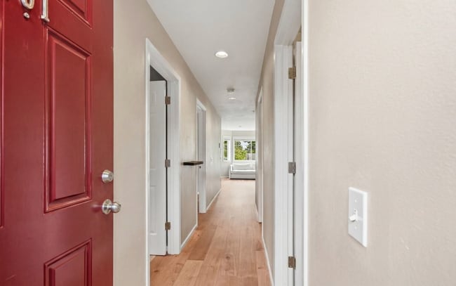 Building Photo - North Admiral 2BR Condo w/ Balcony & View! Won't Last Long!!
