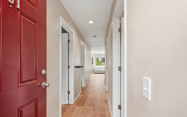 Foto del edificio - North Admiral 2BR Condo w/ Balcony & View! Won't Last Long!!