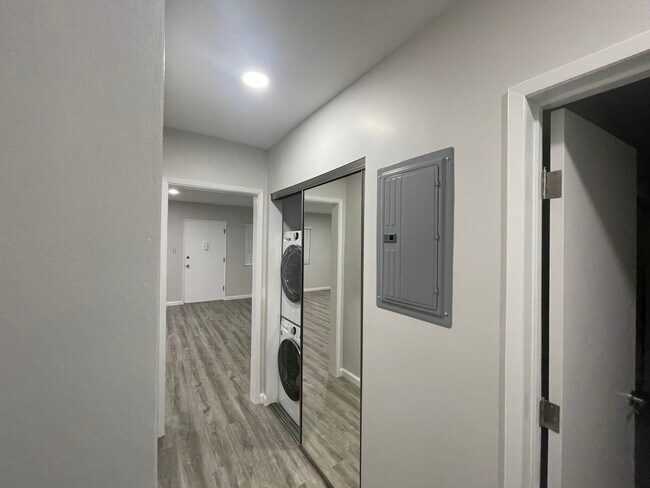 Building Photo - 1020 S Sherbourne Dr