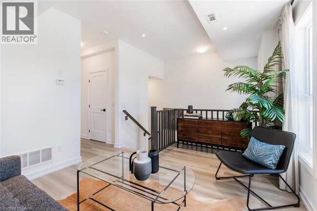 Photo du bâtiment - 70 Kenesky Dr