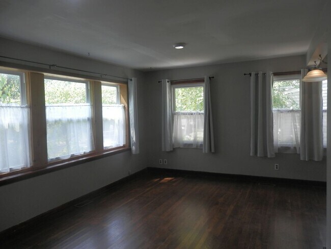Building Photo - Quaint 2 Bed/1.5 Bath House