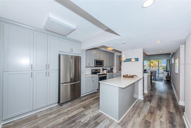Building Photo - 5901 Bahia Del Mar Cir