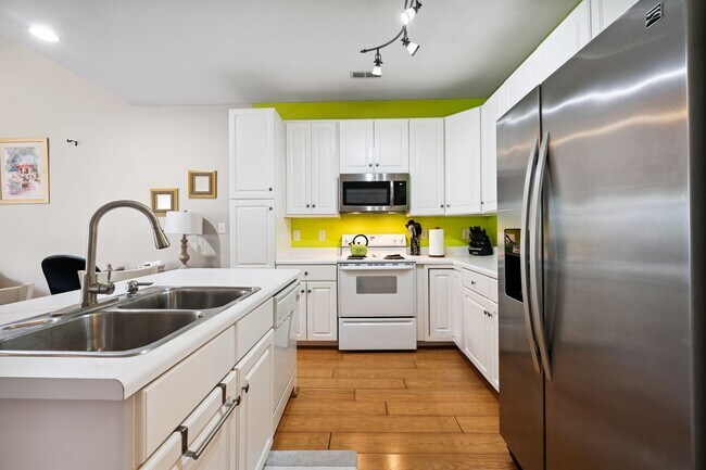 Building Photo - Fully Furnished 2 Bed, 2 Bath Townhome-AVA...