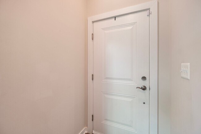 Photo - Stunning 2 BR/2.5 BA Townhome in Rockville!