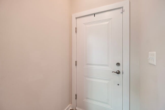 Building Photo - Stunning 2 BR/2.5 BA Townhome in Rockville!