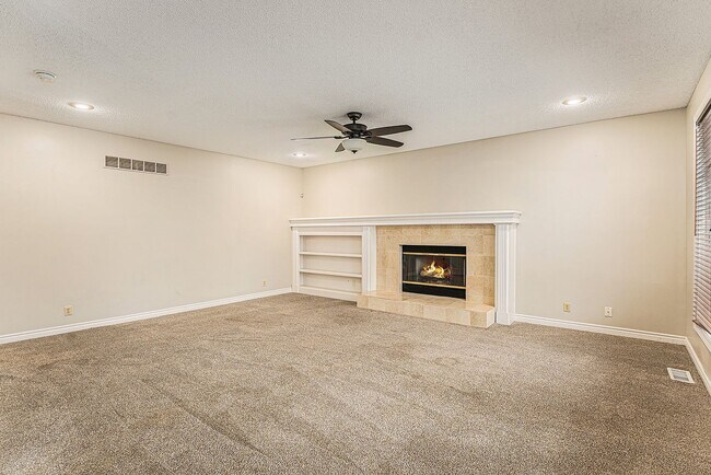 Building Photo - 4 Bed 5 Bath home creek view in back