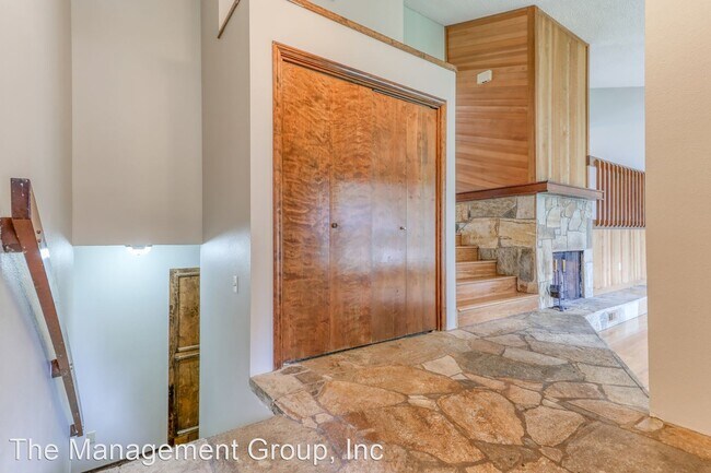 Building Photo - 4 br, 2.5 bath House - 2311 NE Parkview Drive