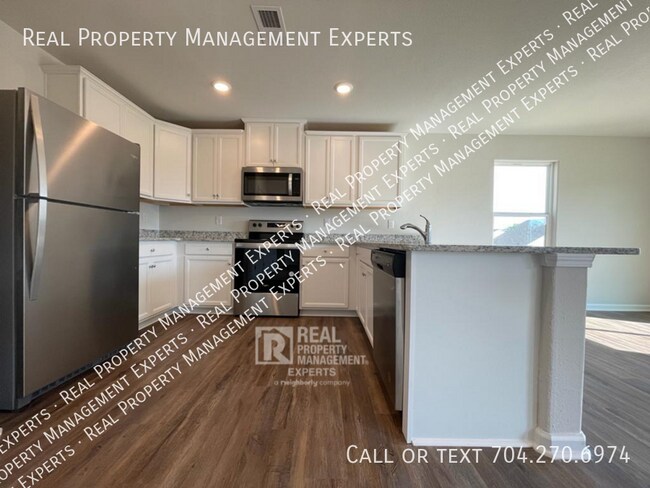 Building Photo - **MOVE IN SPECIAL** 4 Bedroom 2.5 Bath Hom...
