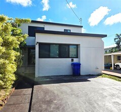 Building Photo - 323 SW 31st Ct