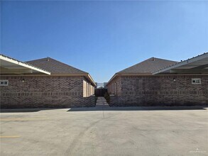 Building Photo - 1004 W La Pointe Ave