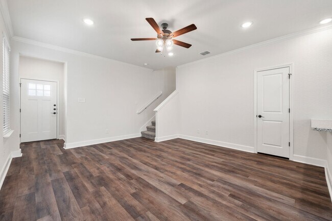 Building Photo - Like New, open floor plan, duplex located ...