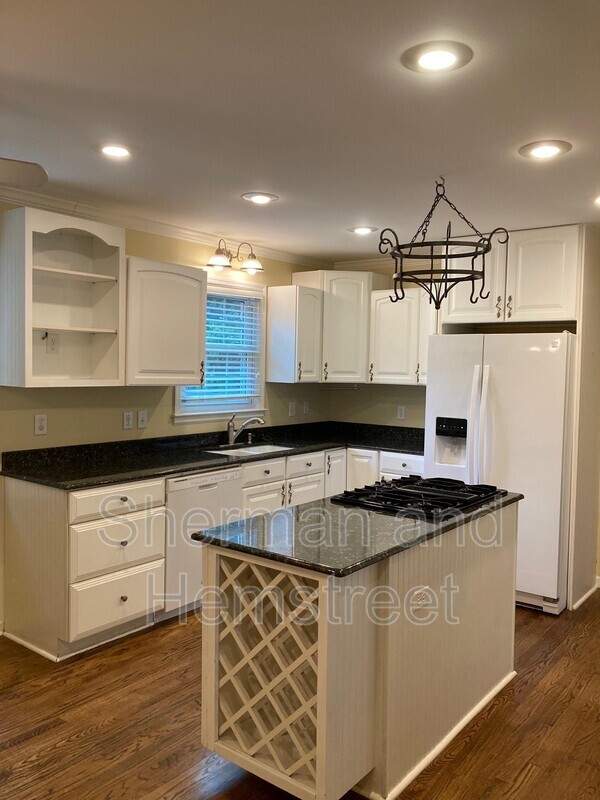 Building Photo - 3005 Lake Forest Dr