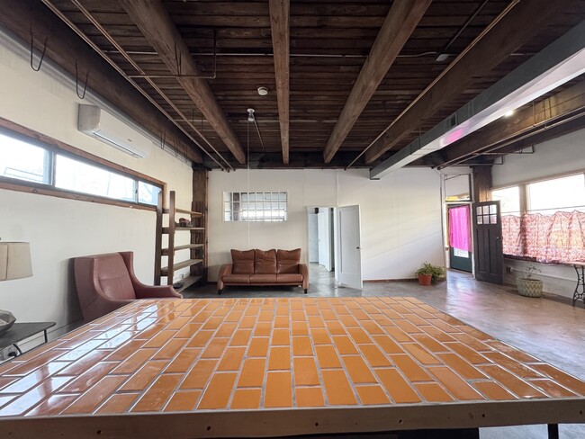 Foto del edificio - 915 W 16th St