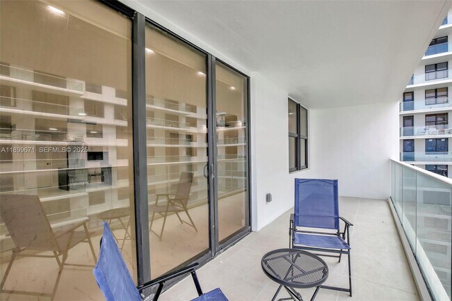 Foto del edificio - 9801 Collins Ave