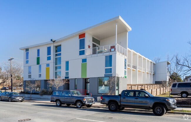 Building Photo - Eleven at 524 North Mangum