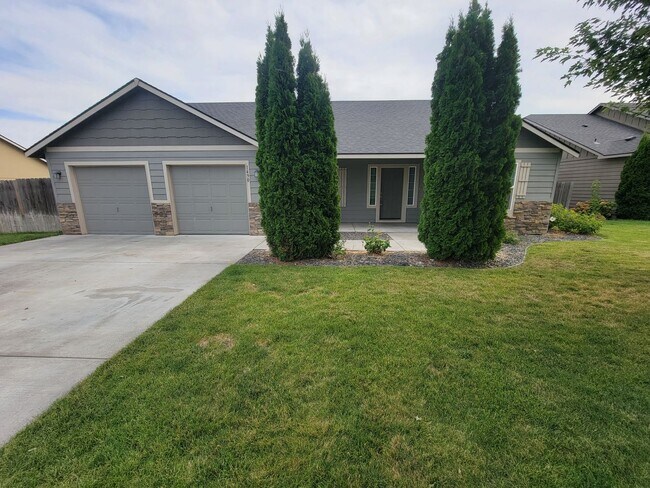 Building Photo - Charming Home on Richland– Fenced Yard, Fi...